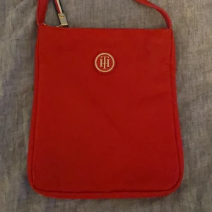Tommy hilfiger väska - Röd äkta Tommy hilfiger väska, köpt från zalando.