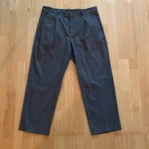 Rutiga kostymbyxor  - Rutiga kostymbyxor, de är raka och slutar vid ankeln ungefär. Mycket bra skick.