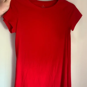 2 t-shirtar  - Den röda är från Kappahl. Storlek s.                                                   Den vinröda är från lager 157. Är i storlek 160 men funkar som xs. Båda för 20, 12 kr/ st. Frakt tillkommer.💕                                                                                           