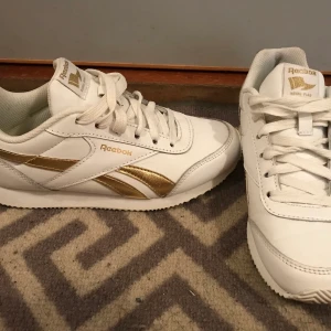 Reebok  - I fint skick! 22cm i innermått.