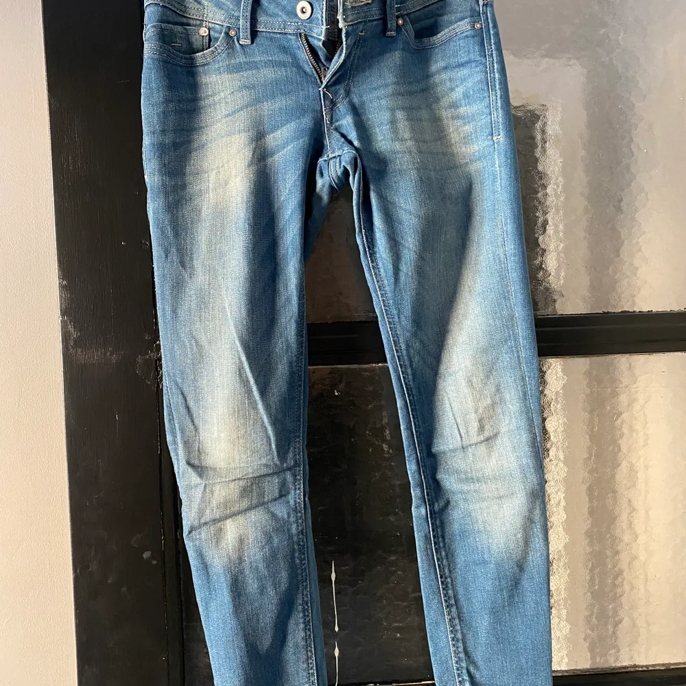Jeans från Esprit, i ljusblå nyans. Fint skick. Storlek 24/30 . Jeans & Byxor.