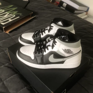 Jordan 1 mid - Jordan 1 mid  Deadstock                                                   Kan tänka mig att byta mot sneakers i storlek 41.                                                         Buda på i kommentarsfältet                                       Köparen står för frakt!!!