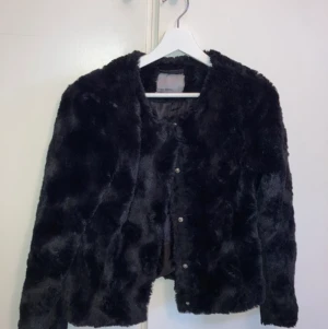 Pälsjacka - Svart pälsjacka från Vero Moda i storlek S ,  166kr inkl frakt :) 