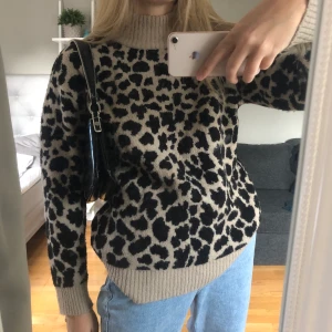 Stickad tröja  - Stickad tröja med leopard mönster, fin till hösten ⭐️ storlek S