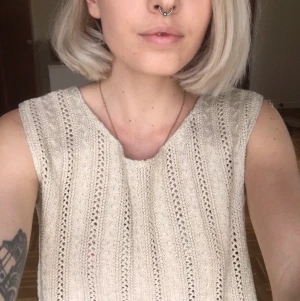 Virkad topp - Superfin kort virkad väst. Står ej storlek men skulle säga S. Köparen står själv för frakten. 