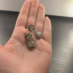 Lily and rose örhängen - Väl använda lily and rose örhängen i silver, jättefina men använda