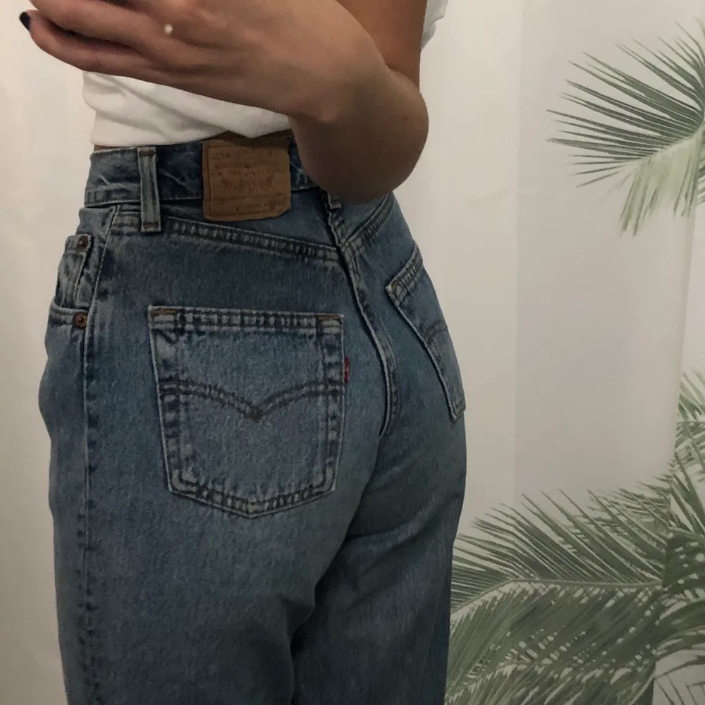 säljer nu ett par levi’s jeans, köpta på second hand!🧸 modell 901? med knappgylf. jag är normalt w24 eller XS, är 165cm🧸frakten ingår💌. Jeans & Byxor.