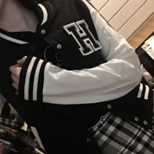 Varsity baseball jacka - Pris 200kr med frakt inräknat! Superdeal!!! En baseball jacka i storlek XS (kan nog även passa S) med bokstav fram och inget på ryggen! Knappt använd så i väldigt bra skick!!🥰