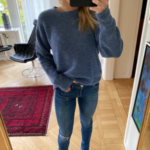 H&M tröja - ”Stickad” oversized tröja från H&M. Mening att den ska se lite ”noppig” ut då den är i ett lurvigt material! Stl xs men funkar som S-L oxå!💕