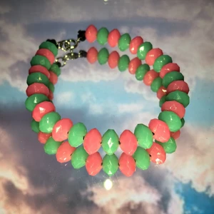 Armband - Ett armband😁 jag vet inte varför den ser grön ut, den är iallafall blå och rosa. Den är inte stretch utan med lås💕  hemmagjord och oanvänd❤️