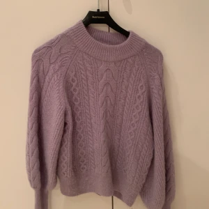 Stickad alpaca blend kofta  - Säljer denna jättefina lila stickade koftan då den inte används längre. 