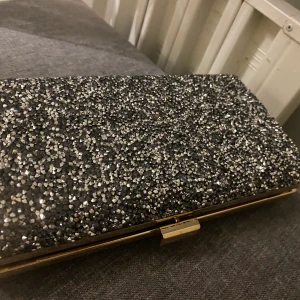Jätte snygg! - Jätte fin glittrig väska / plånbok. Perfekt att ha till vardags där enkla grejer får plats! Men samt även till fest eller klubb då de finns en super snygg glittrig sida också! 