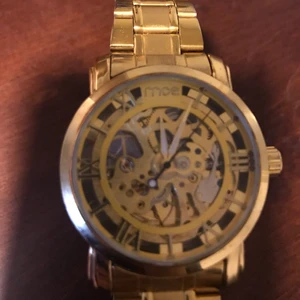 Mce klocka  - Bra skick. Köpt för 1700. Säljer min klocka pga att den var lite för stor! Den är mekanisk så inga batterier behövs! 