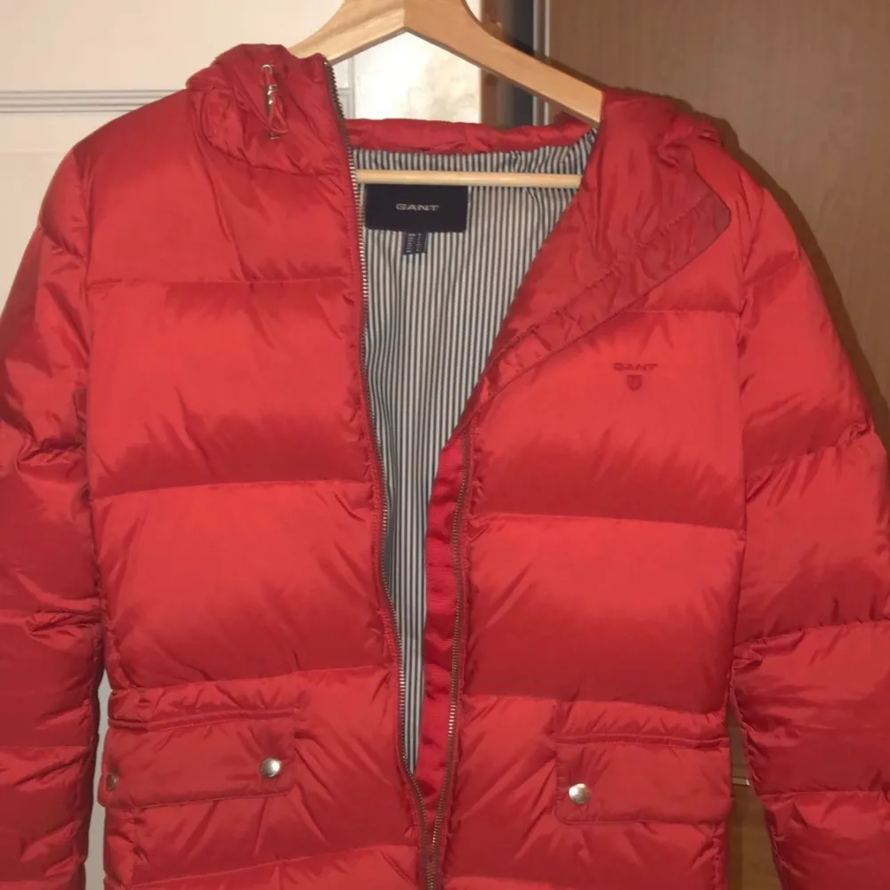 Vintage Gant puffer jacket, Köpt i en Vintage affär i Köpenhamn😁Perfekt nu när kallare tidigr närmar sig😀Storlek S😊Köparen står för 📦 . Jackor.