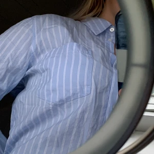 Randig skorta - Denna jättesköna blåa skorta fick jag i present och har tyvärr aldrig använt. Går att ha över något eller bara bart som på första bilden, kram💚💚