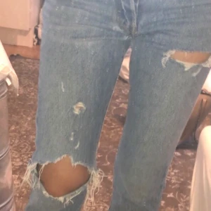 Levis 501 jeans. - Skriv för bilder! Levis 501. Storlek S. Skulle säga att dom är 26-27 i midjan, längd 28. Passar mig som är 162cm perfekt.  500kr + frakt eller budgivning vid flera intresserade. 