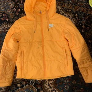 Nike jacka stl S - Säljer min coola jacka från Nike. Ca 2 år gammal men använd en vinter. Vändbar se på bilderna. Har en fläck men inget man märker. Köpt för ca 1000kr