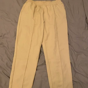 byxor Nakd - Kostymbyxor i mjukare/skönare material. Aldrig använda. Köparen str för frakt, 22kr