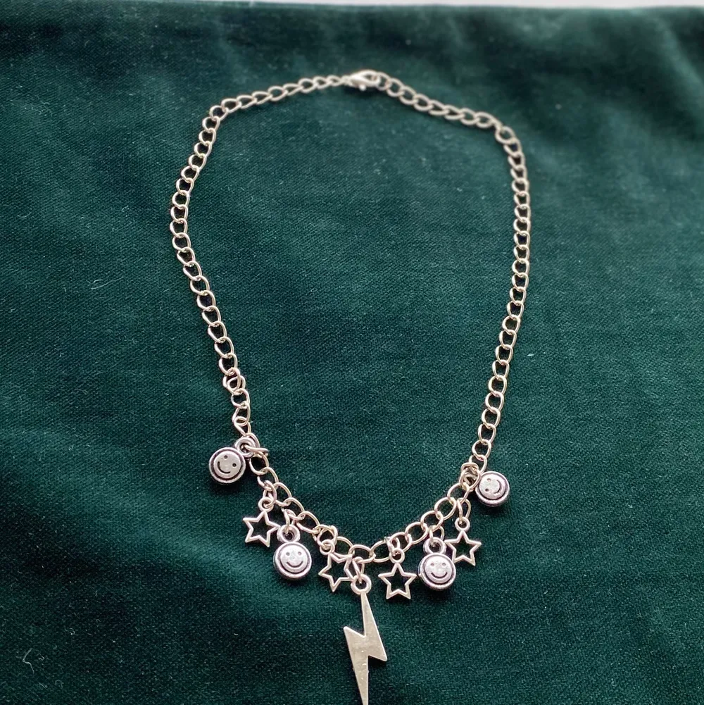 Handgjort halsband med berlocker💞 Frakt 11kr💘 Fler smycken på insta @sthlm.jewelry💜. Accessoarer.