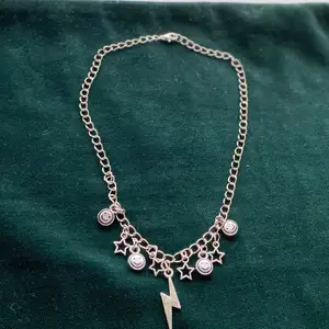 Handgjort halsband med berlocker💞 Frakt 11kr💘 Fler smycken på insta @sthlm.jewelry💜