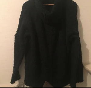  - Mysigaste over-size stickade tröjan! Svårt att fånga färgen på bild men är en fin mörkgrön/blå färg!