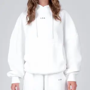 lxa the label. vit hoodie från linn ahlborgs kollektion. slutsåld 🥰🥰🥰🥰🥰