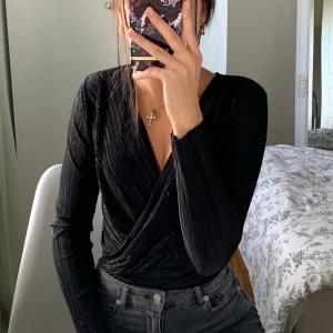 Body  - Jätte fin svart body ifrån Gina tricot ändat provad, sitter jätte fint på! 