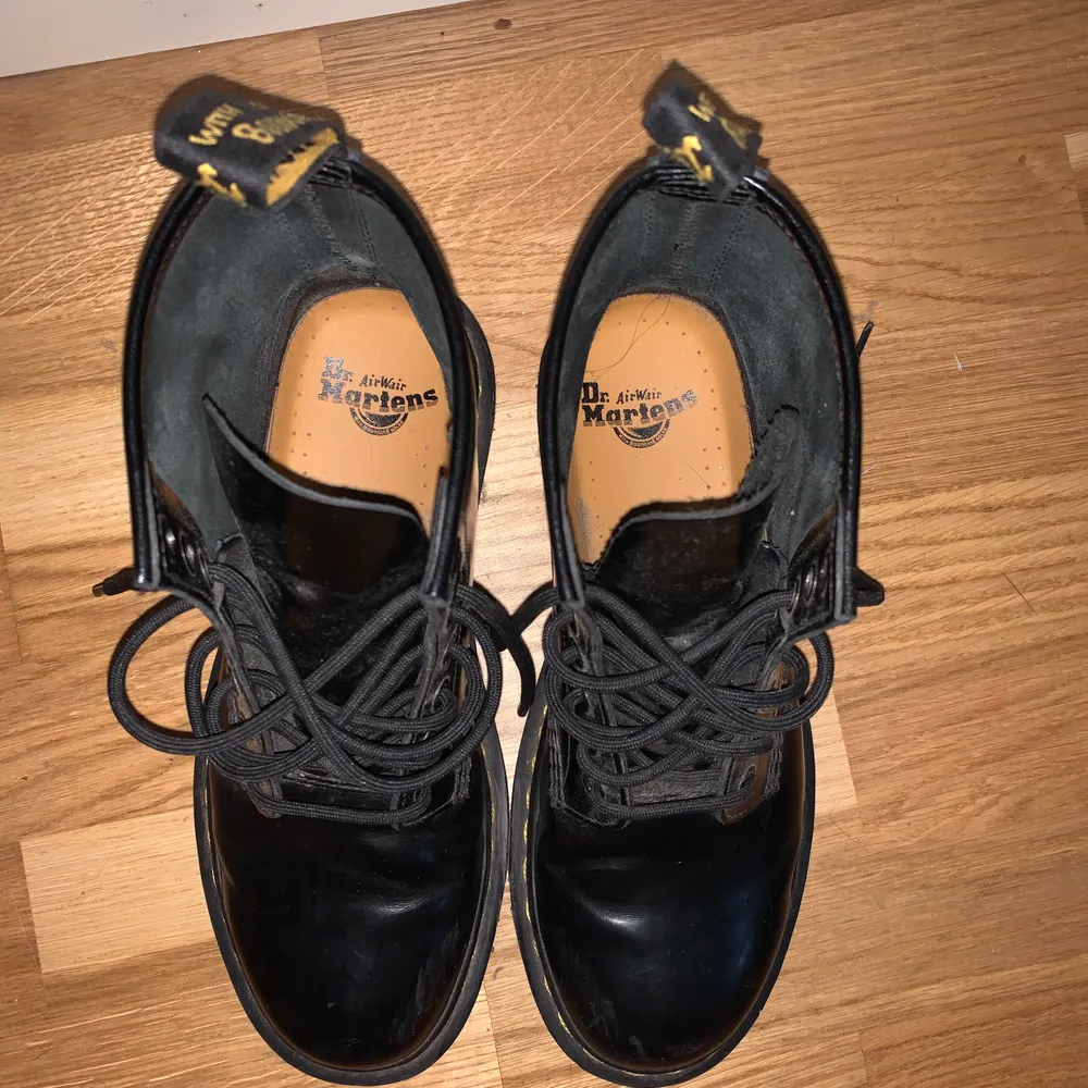 Säljer mina svarta vanliga dr martens pga att jag inte får någon användning av dem, nästan aldrig använda kanske 5 gånger så de är som gått som nya, nypris ca 2000kr så budgivningen börjar på 900kr! Möts upp i Stockholm eller fraktar men då står köparen för frakten! skorna passar 38 också!. Skor.