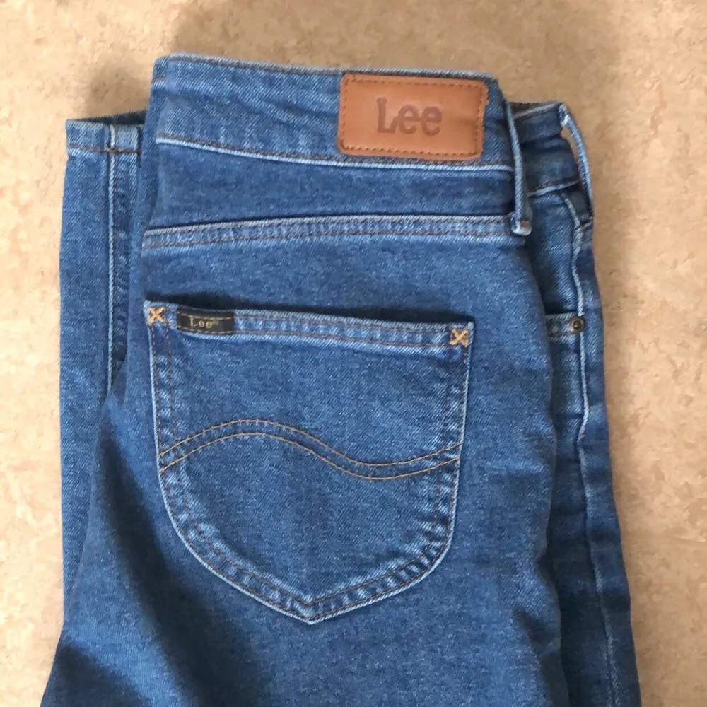 Raka Jeans från Lee, 300kr inklusive frakt :). Jeans & Byxor.