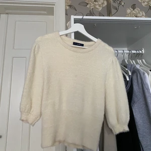 Stickad tröja med puffärmar Chiquelle - Säljer den här fina tröjan ifrån Chiquelle.                                   Använt skick men inga skador. Super skönt å mjukt matriall!                                                                                         Hör av er vid frågor eller intresse🤍.                                   120kr + frakt