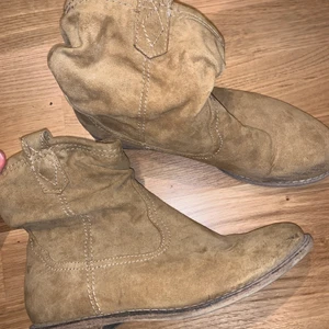 Boots - Säljer pga för små. Står att det är storlek 37, men skulle säga att dom är små i storleken. Så snygga. Cowboy vibe!! 🤠⚡️Köparen står för frakt 
