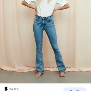 Blå jeans - Jättefina blå jeans från bikbok i en rak/flare modell❣️De är inte lika flared som de ser ut att vara på första bilden. Säljs pga att dom blivit väldigt tajta på mig. Jättesköna och lagomt lång på mig som är ca 170, nypris 599