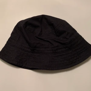 Fiskehatt från Monki  - Svart fiskehatt från Monki. Start bud 50kr⚡️