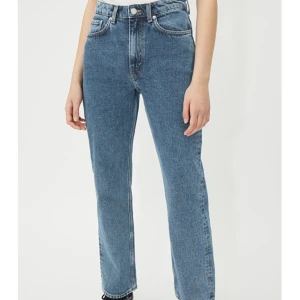 Jeans - Nästan oandvända jeans från weekday i modellen Voyage!💕stl 26/30 (ner till hälen på mig som är 165) bild på samma fast i vita på andra bilden!