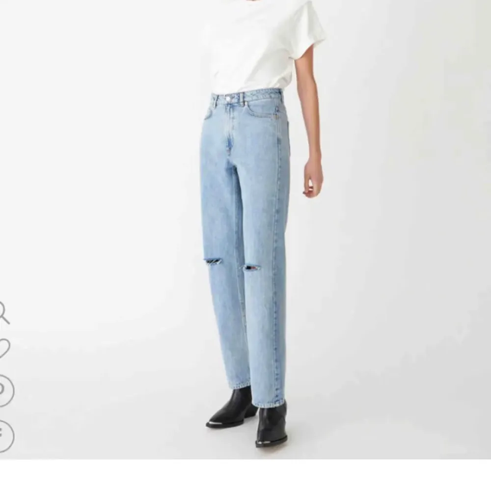 Sjukt snygga jeans från Carin Wester med längre modell! De är högmidjade o raka i modellen🥰 Köpte för 600kr! . Jeans & Byxor.