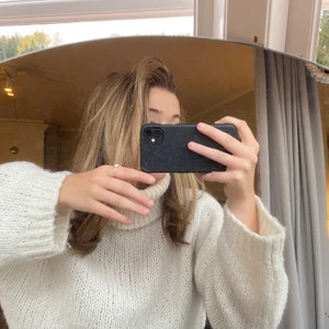 Polo tröja från chiquelle - Säljer denna super mysiga stickade polo tröjan från chiquelle. Perfekt till hösten och kommande vinter. I storlek xs/s men passar även m, beror på hur man vill att den ska sitta. Säljer den för 200kr + frakt som köparen betalar💕