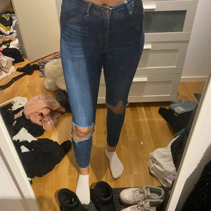 Jeans med hål i knäna - Sköna stretchiga jeans från Gina tricot, modellen Molly. 
