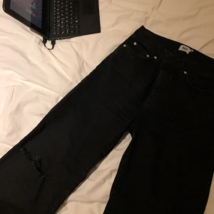 wide jeans med hål - säljer ett par wide jeans med spontana hål, sitter längre än ankellånga på mig med längden 1,63 men inte ner till fötterna helt😌