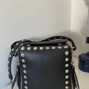 Zara väska - Supersnygg väska från zara med nitar, inga skador på väskan, den är som ny🥰 buda i kommentarerna:) 