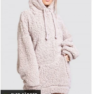 Teddyhoodie från Madlady - En supermysig teddyhoodie från madlady i strl L, lite oversize. Använd endast 1 gång, köpte en annan modell och gillade den bättre därför säljer jag denna. Nypris 499:- säljer nu för 250:-