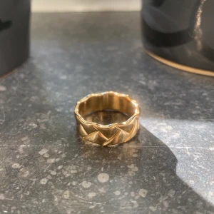 Guldig ring - Jättefin guldig ring med detaljer. Bra kvalite och färgar inte av sig! Storlek S-M. Har en till ring i min profil, köper man båda får man dem för 60 kr styck 🦔 Skriv privat om ni vill ha fler bilder eller om ni har frågor!