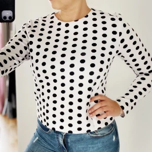 PRICKIG TRÖJA - Prickig tröja från Forever 21 i scubaliknande material. Den är superfin till jobbet eller skolan, skönt material och den ser proper ut. Passar S-L skulle jag säga. 