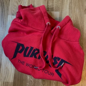 JUSTIN BIEBER HUVTRÖJA - Cropped huvtröja med tryck Purpose the world tour. Den är L i storlek och jag har haft den som oversize, riktigt mysig! 