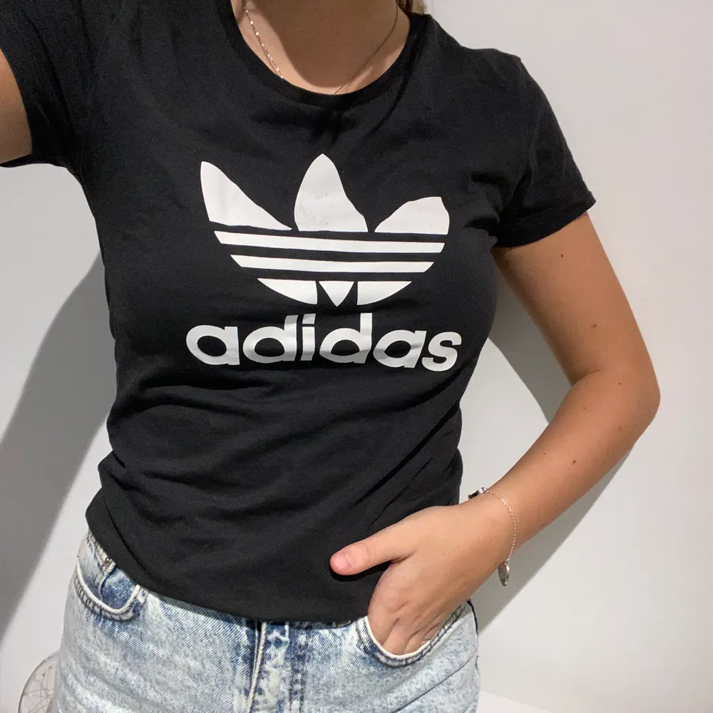 En t-shirt från Adidas i storlek XS, använd några gånger. . T-shirts.