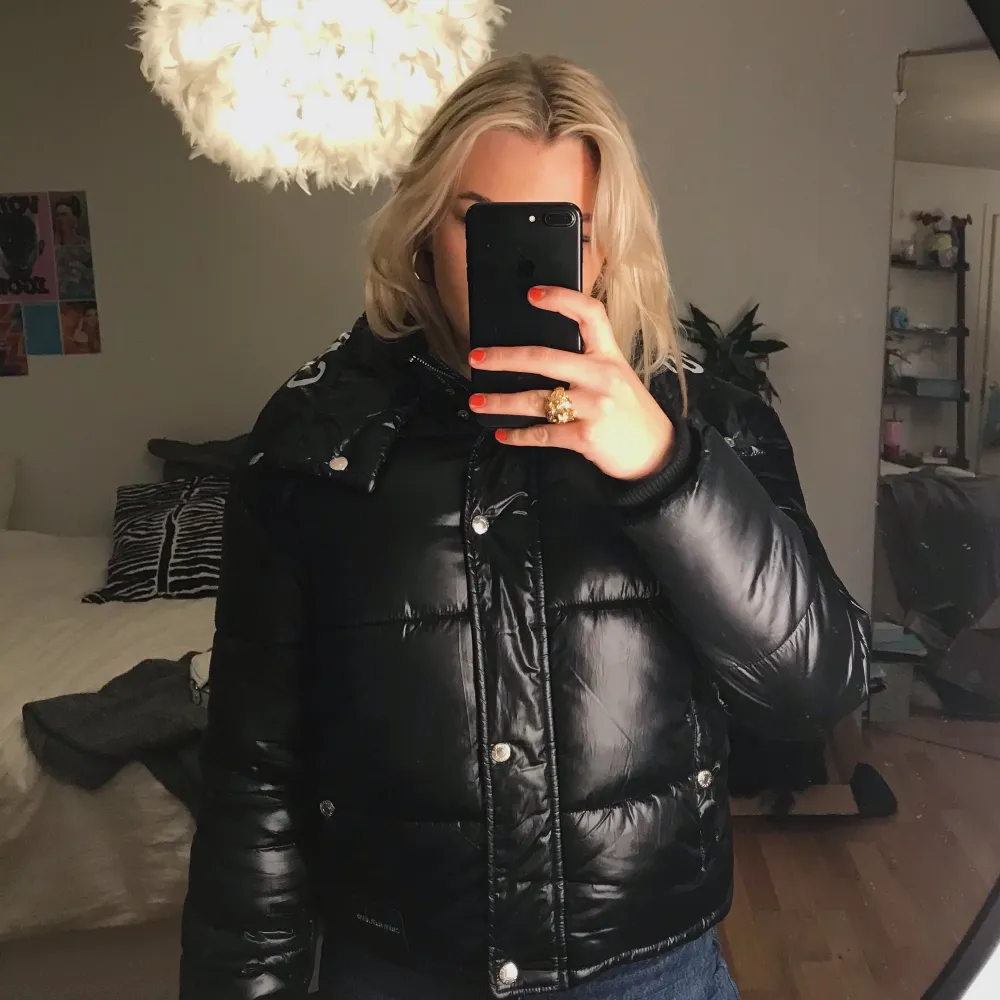 Säljer min glansiga Calvin Klein puffer, modell ”Black Short Padded Jacket” med Calvin Klein text på kragen. Köpt förra vintern för 1700 kr och den är knappt använd så jackan är i nyskick! Barn-storlek 16 men passar mig som har XS-M i jackor. Frakt ingår, budgivning om många visar intresse 💜. Jackor.