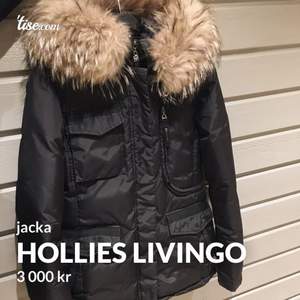En äkta svart jacka från märket Hollies i modellen Livingo i strl 38. Använd endast 1 vinter alltså i super bra skick!! äkta päls och inga skador någonstans😊skriv gärna för fler bilder eller buda