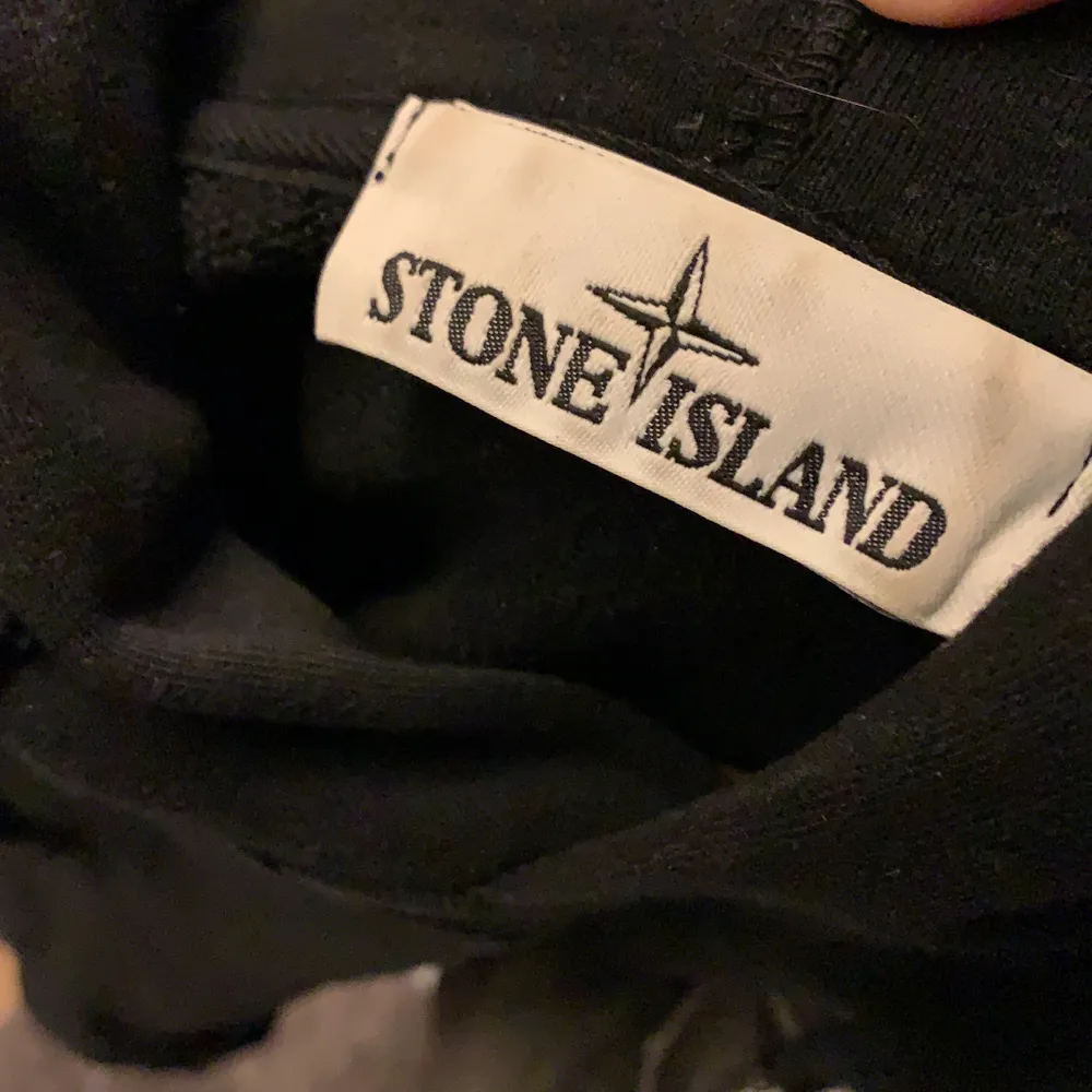  En svart Stone island hoodie i storlek S. Bra skick men finns ett litet litet hål fast på baksidan av hoodien som man inte tänker på alls. Köpt på NK i Stockholm för 2199. Hoodies.
