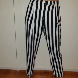 Randiga byxor - Randiga kostymbyxor i polyester. Storlek 36. Använd ett par gånger men ser ut som nya. 