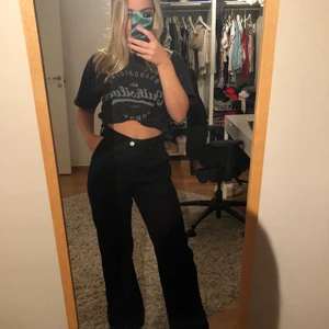 Wide leg jeans - Svarta wide leg jeans från Carin Wester! Använda en gång och därför i väldigt bra skick! Sköna och riktigt snygga, säljer pga har liknande redan och de blev därför inte använda. Supersnygga och trendiga! Buda i kommentarerna! 💗 (jag är 160 cm)
