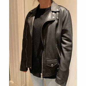 Allsaints skin jacka - Allsaints skin jacka! Köpt från usa helt ny oanvänd i storlek S, äkta läder och riktigt snygg clean jacka! Ny pris 5000kr kontakta för flera frågor :) 